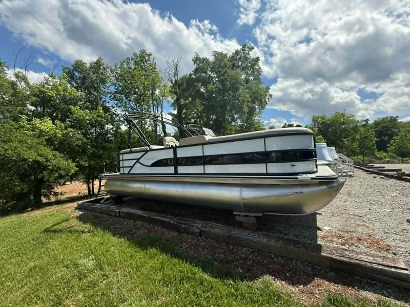 Slide: The Image of Bentley Pontoons Legacy 223 Navigator 2026 - 24