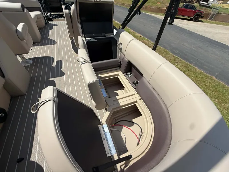 Slide: The Image of Bentley Pontoons Legacy 223 Navigator 2026 - 4
