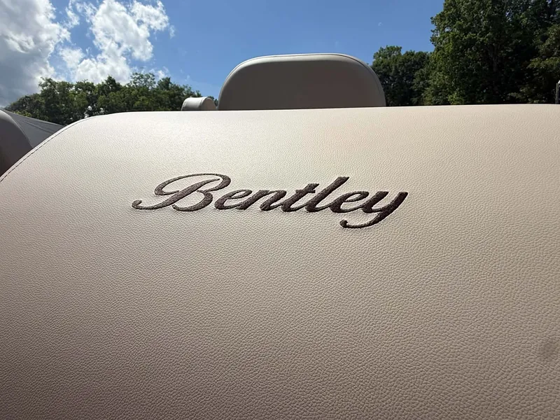 Slide: The Image of Bentley Pontoons Legacy 223 Navigator 2026 - 8