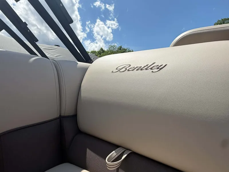Slide: The Image of Bentley Pontoons Legacy 223 Navigator 2026 - 9