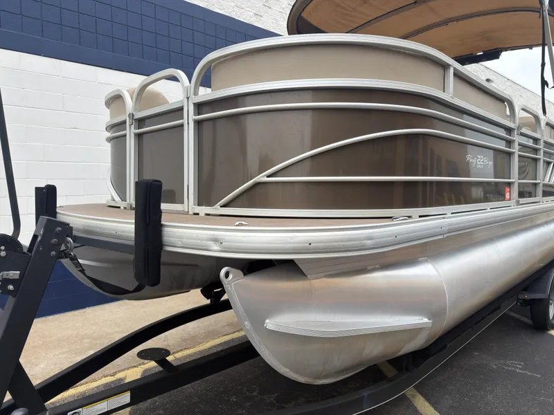 Slide: The Image of Tracker 22DLX 2020 - 10