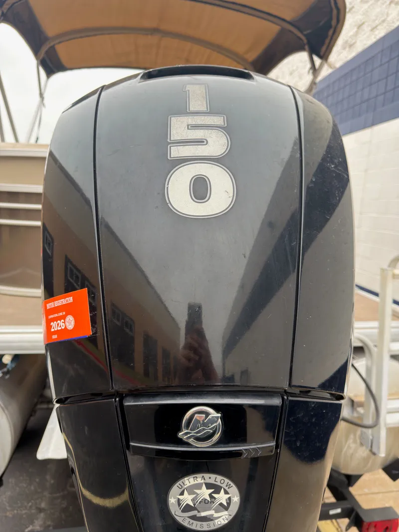 Slide: The Image of Tracker 22DLX 2020 - 21
