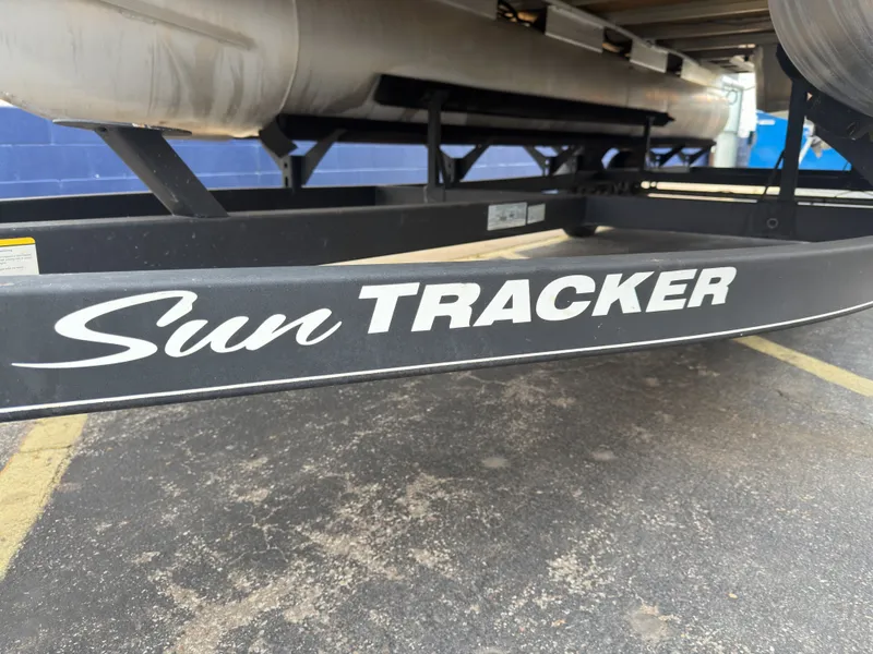 Slide: The Image of Tracker 22DLX 2020 - 31