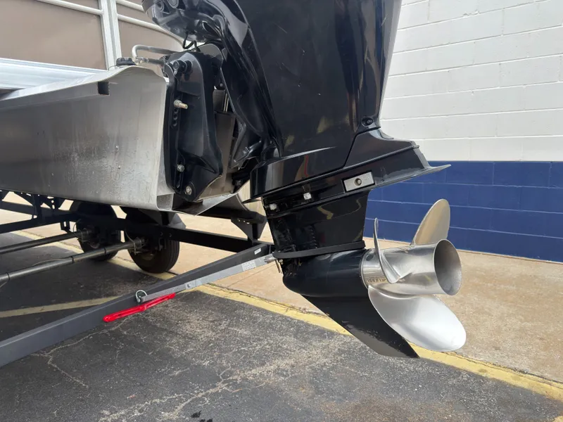Slide: The Image of Tracker 22DLX 2020 outboard motor and propeller on trailer. - 36