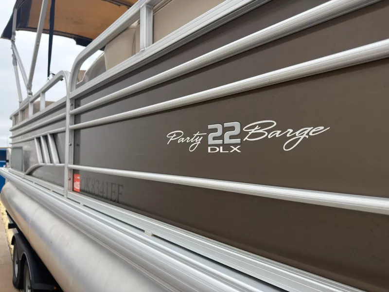 Slide: The Image of Tracker 22DLX 2020 - 4