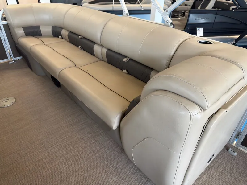 Slide: The Image of Tracker 22DLX 2020 boat seating in beige leather. - 43