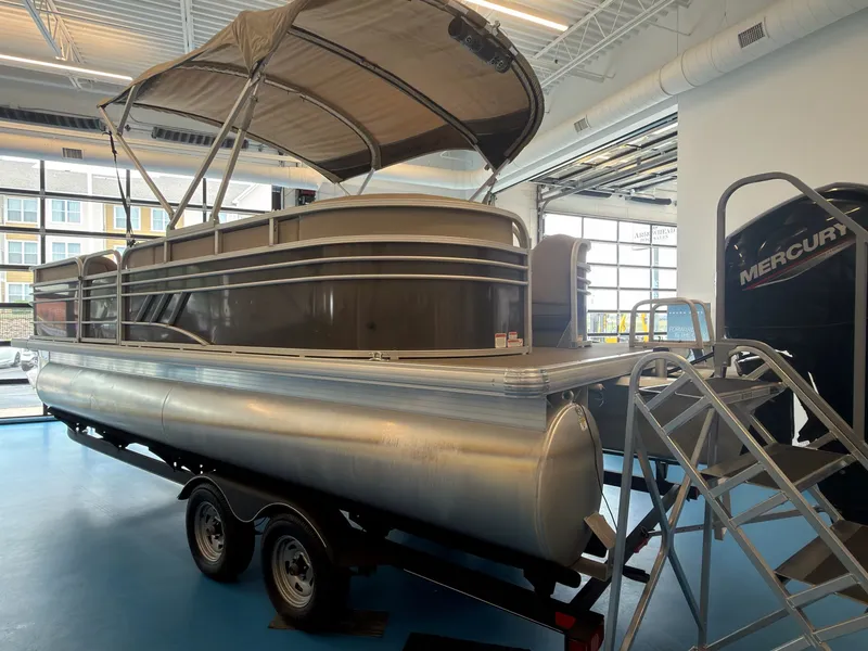 Slide: The Image of Tracker 22DLX 2020 - 50