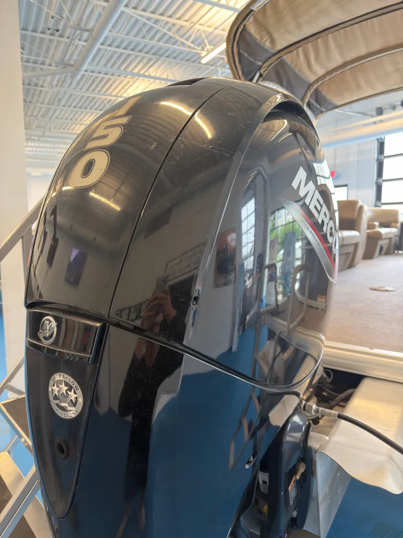 Slide: The Image of Tracker 22DLX 2020 - 56