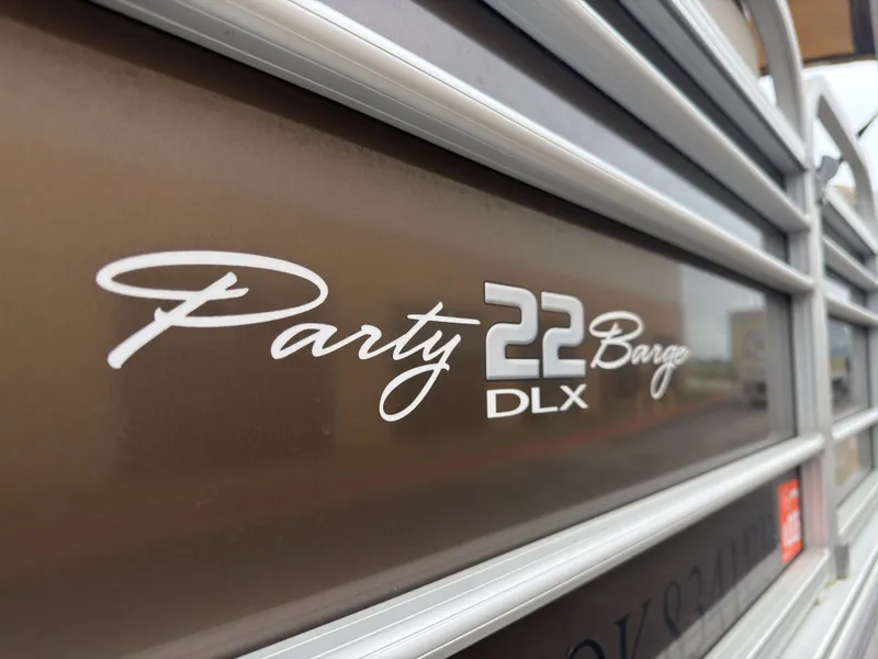 Slide: The Image of Tracker 22DLX 2020 - 6