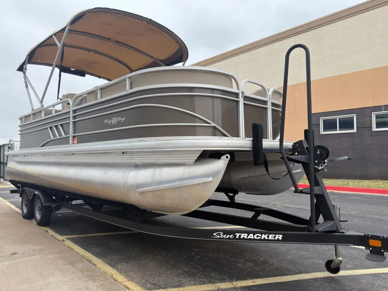 Slide: The Image of Tracker 22DLX 2020 - 7