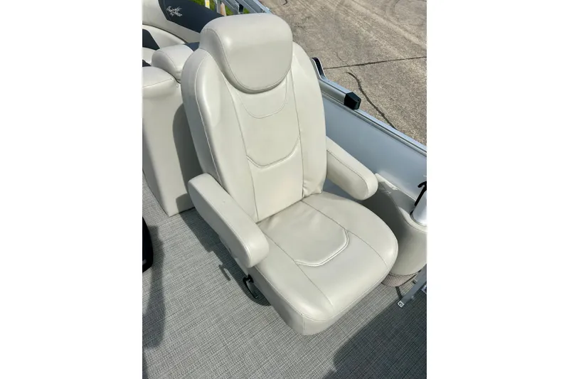 Slide: The Image of Luxurious white captain's chair on 2023 Sun Chaser Geneva boat. - 55