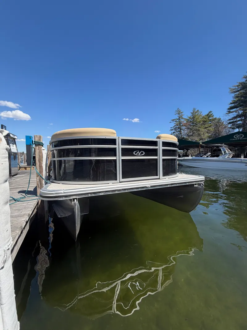 Slide: The Image of Harris Cruiser 210 2023 - 2
