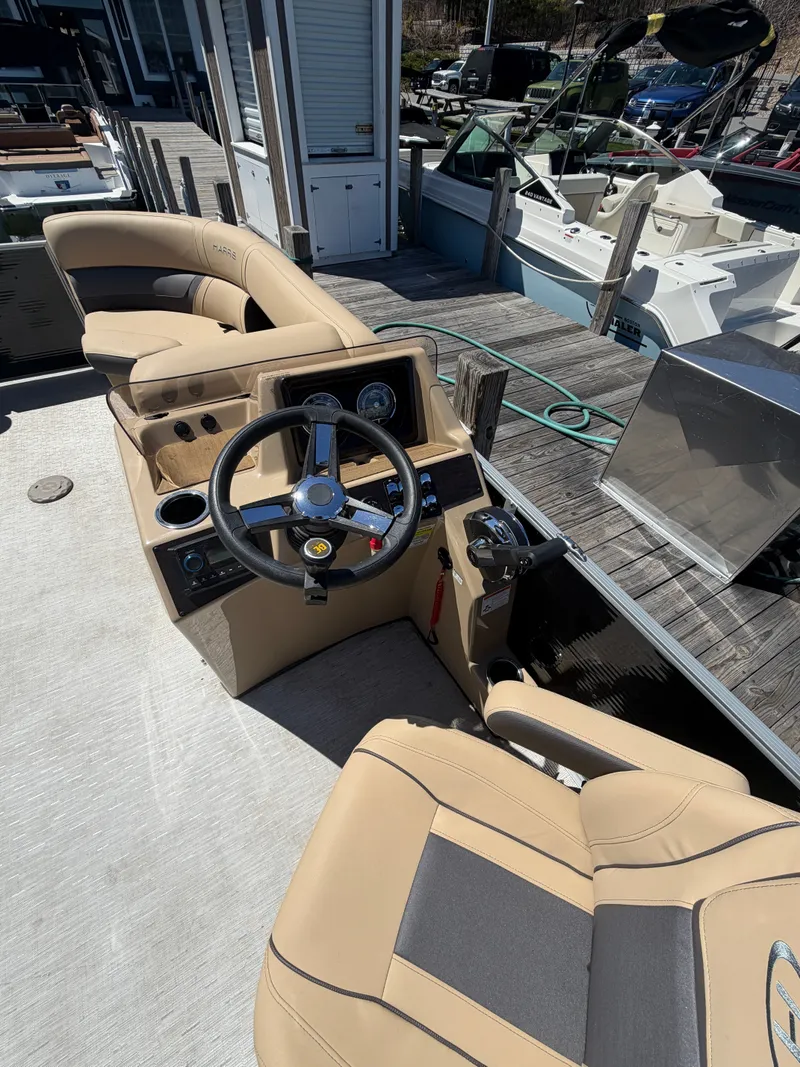 Slide: The Image of Harris Cruiser 210 2023 - 4