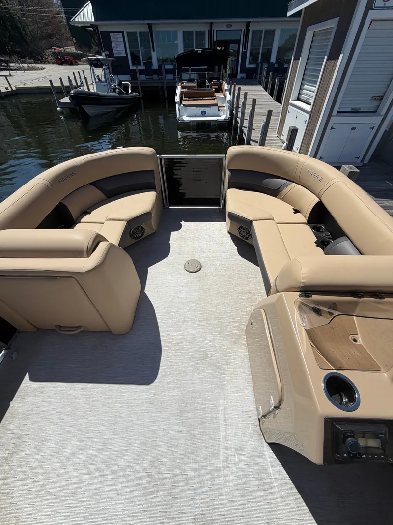 Slide: The Image of Harris Cruiser 210 2023 - 6