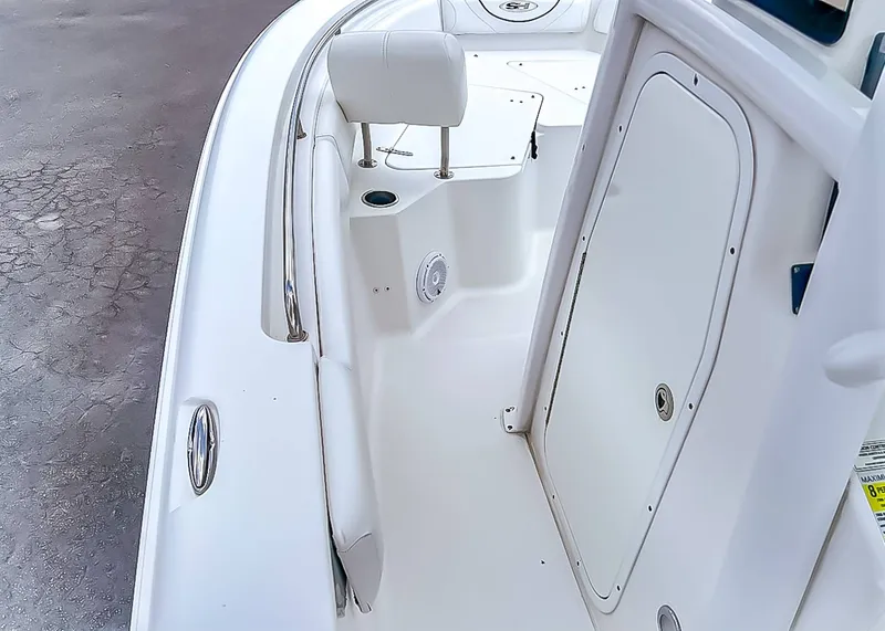 Slide: The Image of Interior view of a 2014 Sea Hunt Ultra 235 boat. - 11