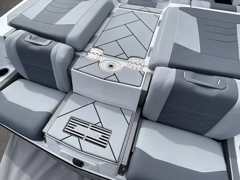 Slide: The Image of Malibu Wakesetter 25 LSV 2023 - 164