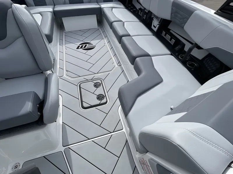 Slide: The Image of Malibu Wakesetter 25 LSV 2023 - 168