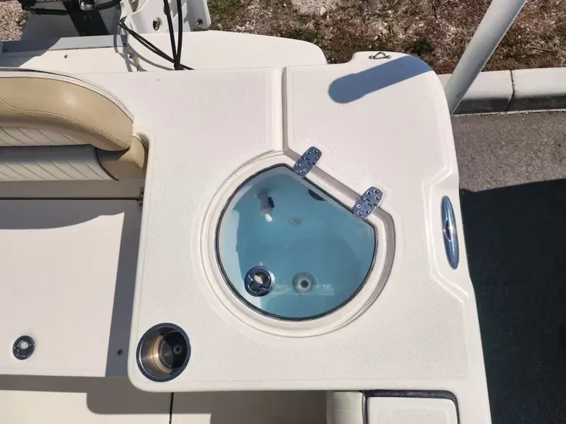 Slide: The Image of Sea Born LX24 Center Console 2019 - 15