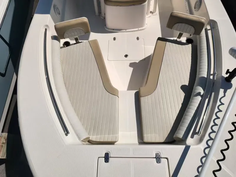 Slide: The Image of Sea Born LX24 Center Console 2019 - 22