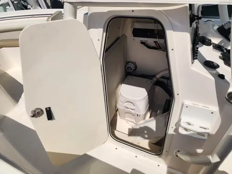 Slide: The Image of Sea Born LX24 Center Console 2019 - 23