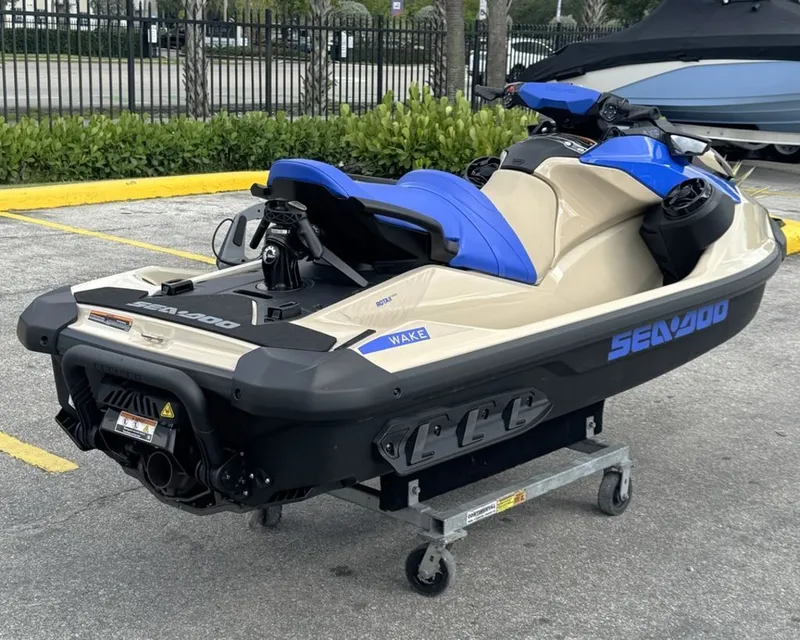 Slide: The Image of Sea-Doo Wake 170 2026 - 4
