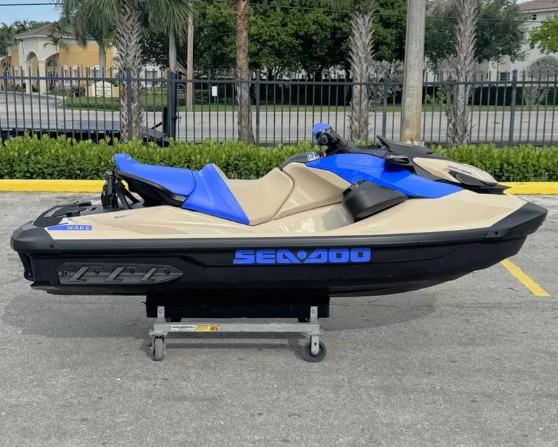 Slide: The Image of Sea-Doo Wake 170 2026 - 5