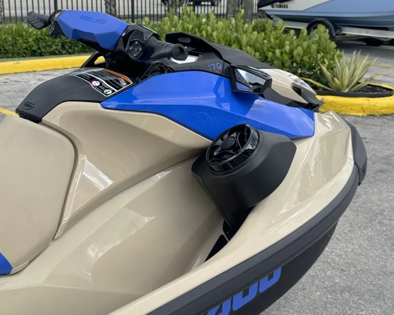 Slide: The Image of Sea-Doo Wake 170 2026 - 7