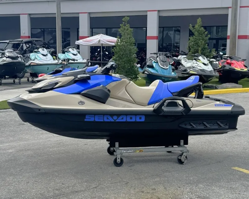 Slide: The Image of Sea-Doo Wake 170 2026 - 6