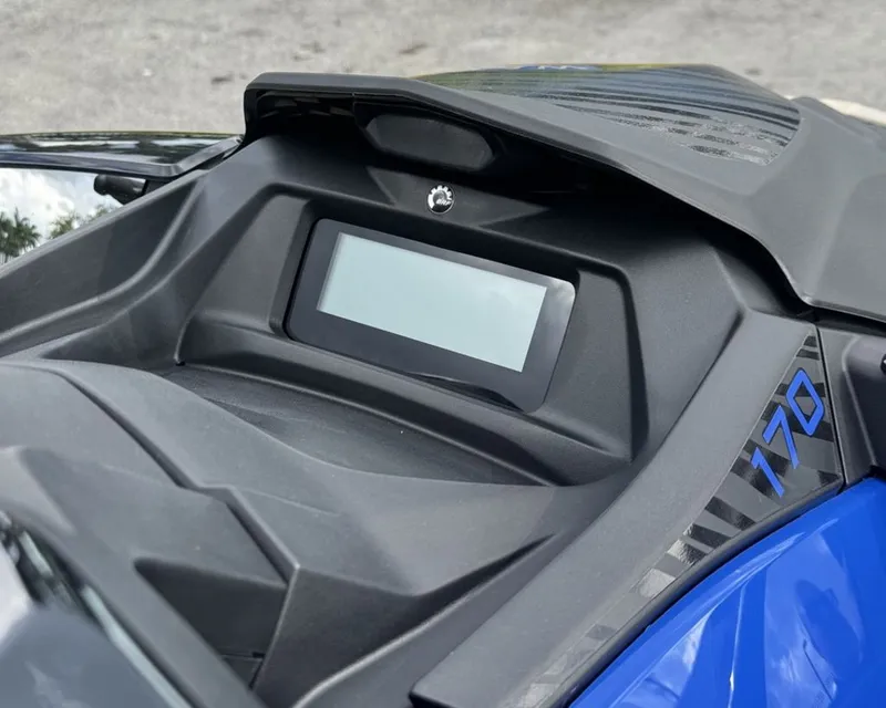 Slide: The Image of Sea-Doo Wake 170 2026 - 10