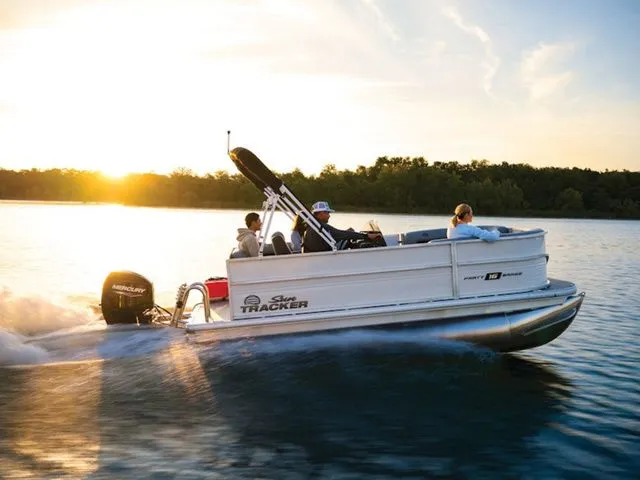 The Image of Sun Tracker Party Barge 16 DLX 2026 - 1