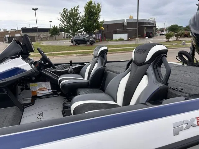 Slide: The Image of Skeeter FXR20 Apex 2022 - 10