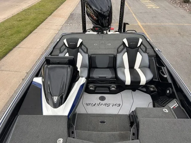 Slide: The Image of Skeeter FXR20 Apex 2022 - 14