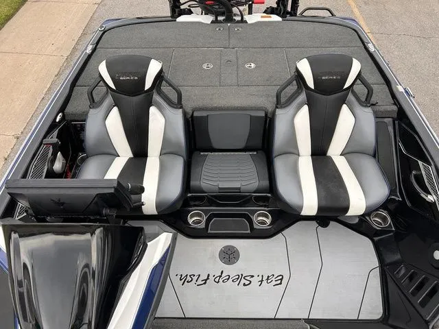 Slide: The Image of Skeeter FXR20 Apex 2022 - 15