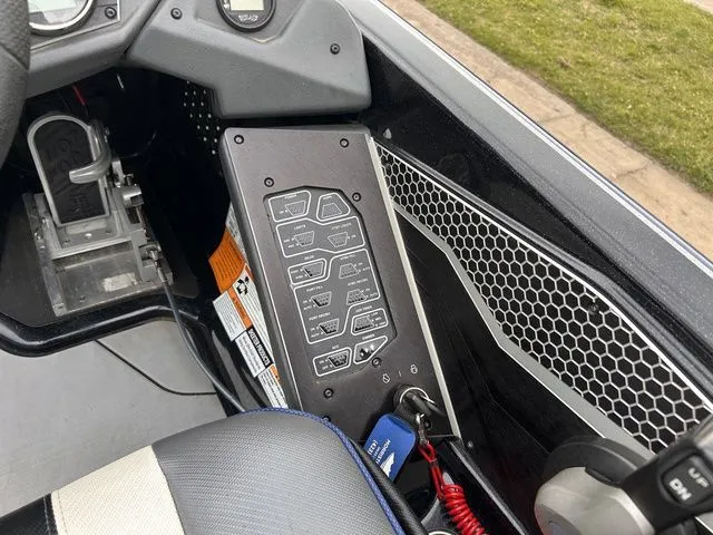 Slide: The Image of Skeeter FXR20 Apex 2022 - 19