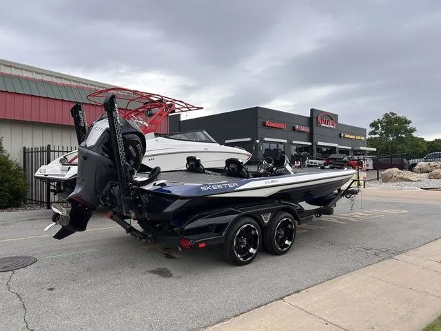 Slide: The Image of Skeeter FXR20 Apex 2022 - 3
