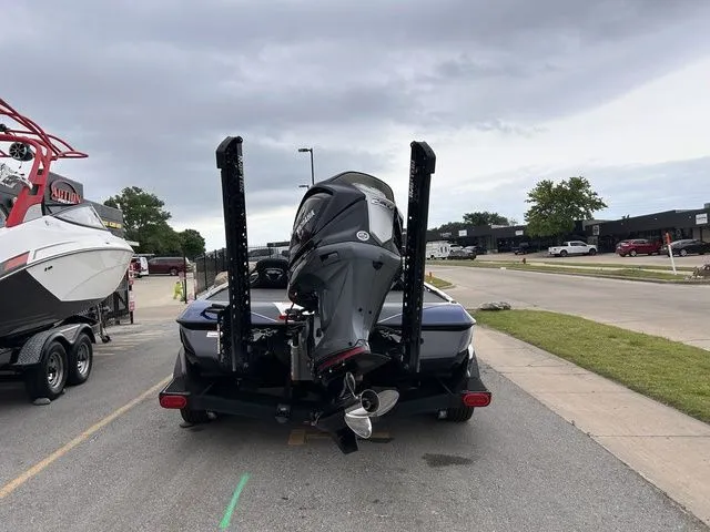 Slide: The Image of Skeeter FXR20 Apex 2022 - 4
