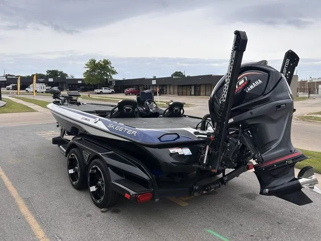 Slide: The Image of Skeeter FXR20 Apex 2022 - 8