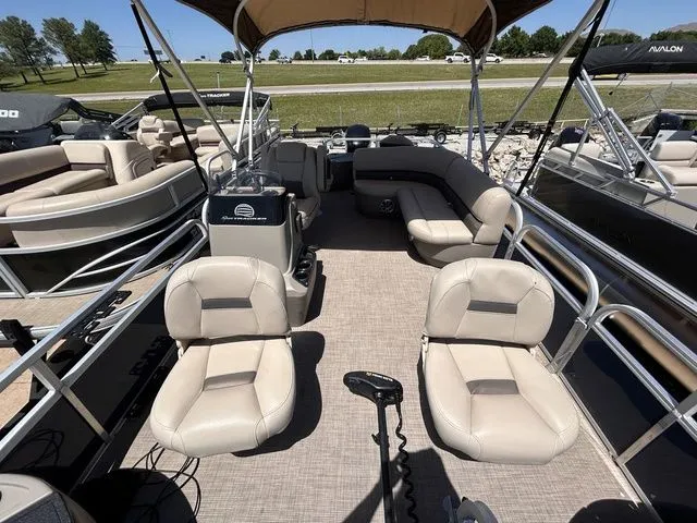 Slide: The Image of Sun Tracker Bass Buggy 18 DLX 2024 - 10