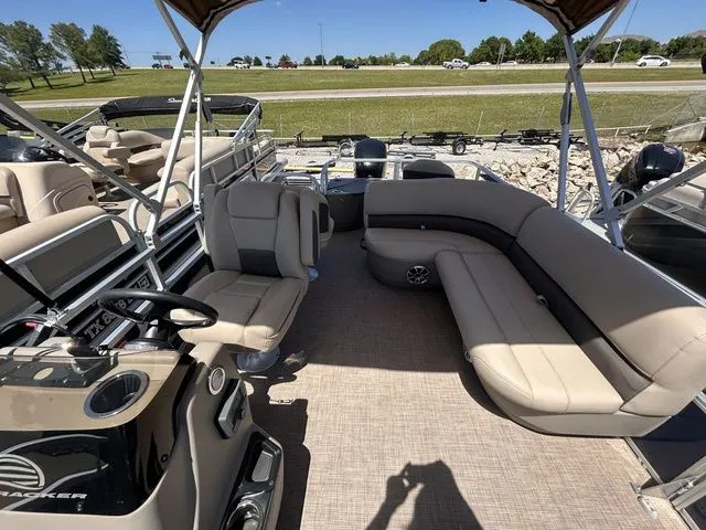 Slide: The Image of Sun Tracker Bass Buggy 18 DLX 2024 - 11