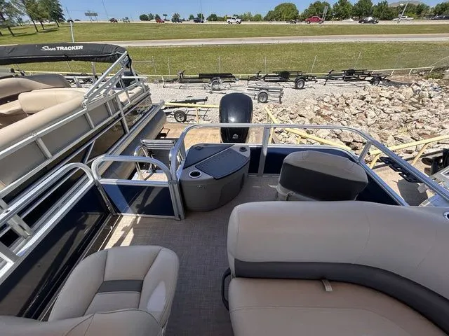 Slide: The Image of Sun Tracker Bass Buggy 18 DLX 2024 - 12