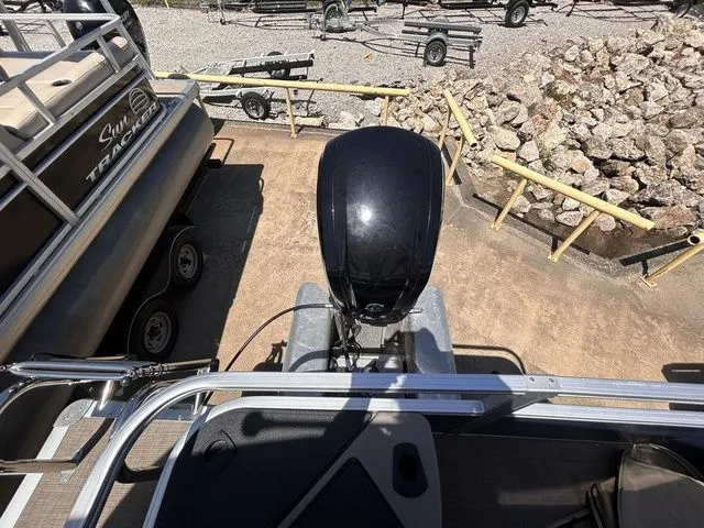 Slide: The Image of Sun Tracker Bass Buggy 18 DLX 2024 - 13