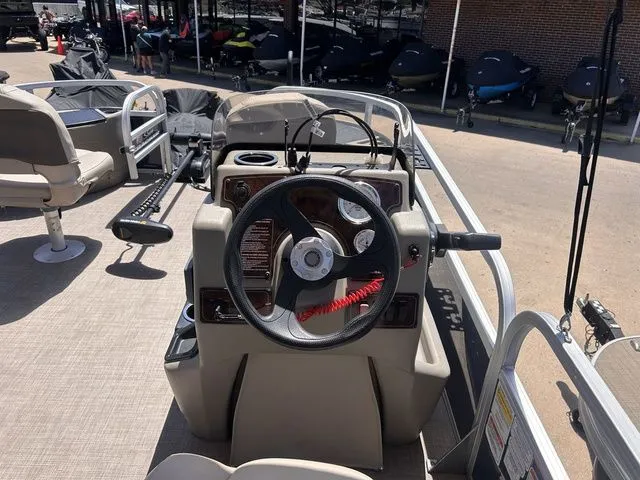 Slide: The Image of Sun Tracker Bass Buggy 18 DLX 2024 - 15