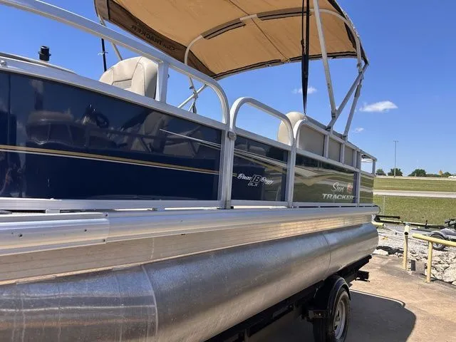 Slide: The Image of Sun Tracker Bass Buggy 18 DLX 2024 - 4