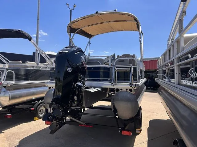 Slide: The Image of Sun Tracker Bass Buggy 18 DLX 2024 - 9