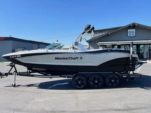 The Image of MasterCraft X24 2019 - 1