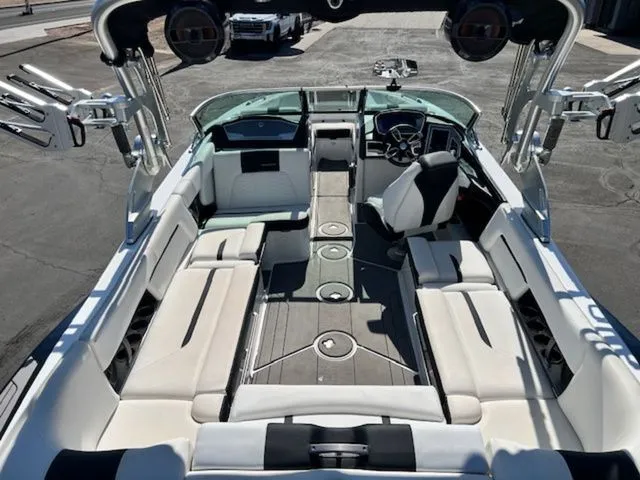 Slide: The Image of MasterCraft X24 2019 - 10