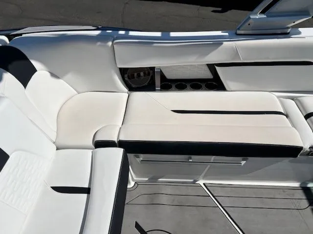 Slide: The Image of MasterCraft X24 2019 - 13