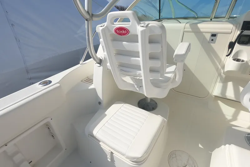 Slide: The Image of Interior of a 2009 Hydra-Sports 2000 WA boat featuring a white captain's chair. - 17
