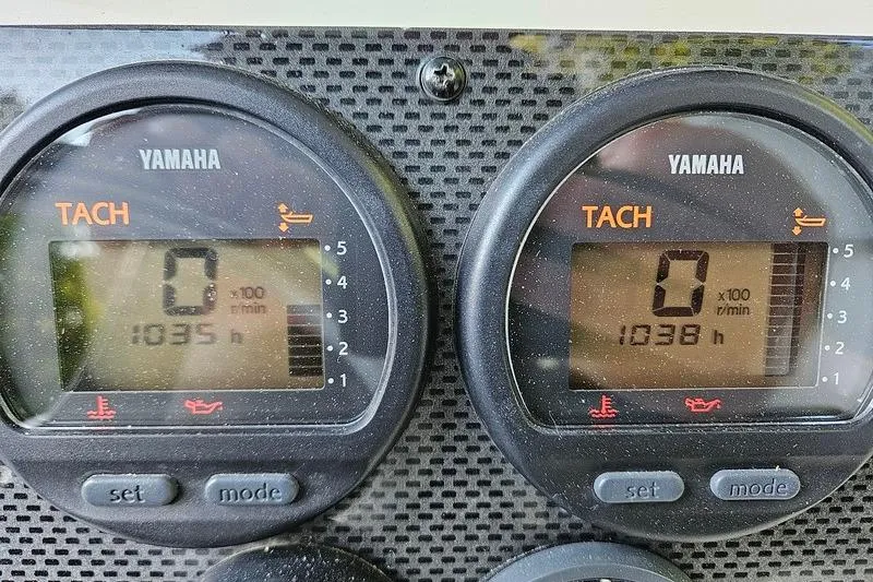 Slide: The Image of Yamaha tachometers on 2006 Hydra-Sports Vector 2900 CC, displaying engine hours. - 19