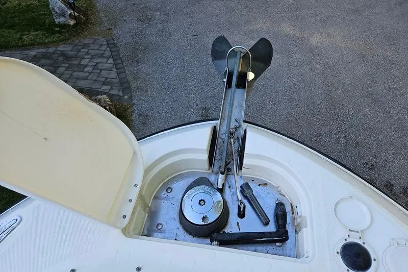 Slide: The Image of 2006 Hydra-Sports Vector 2900 CC boat anchor system detail. - 28